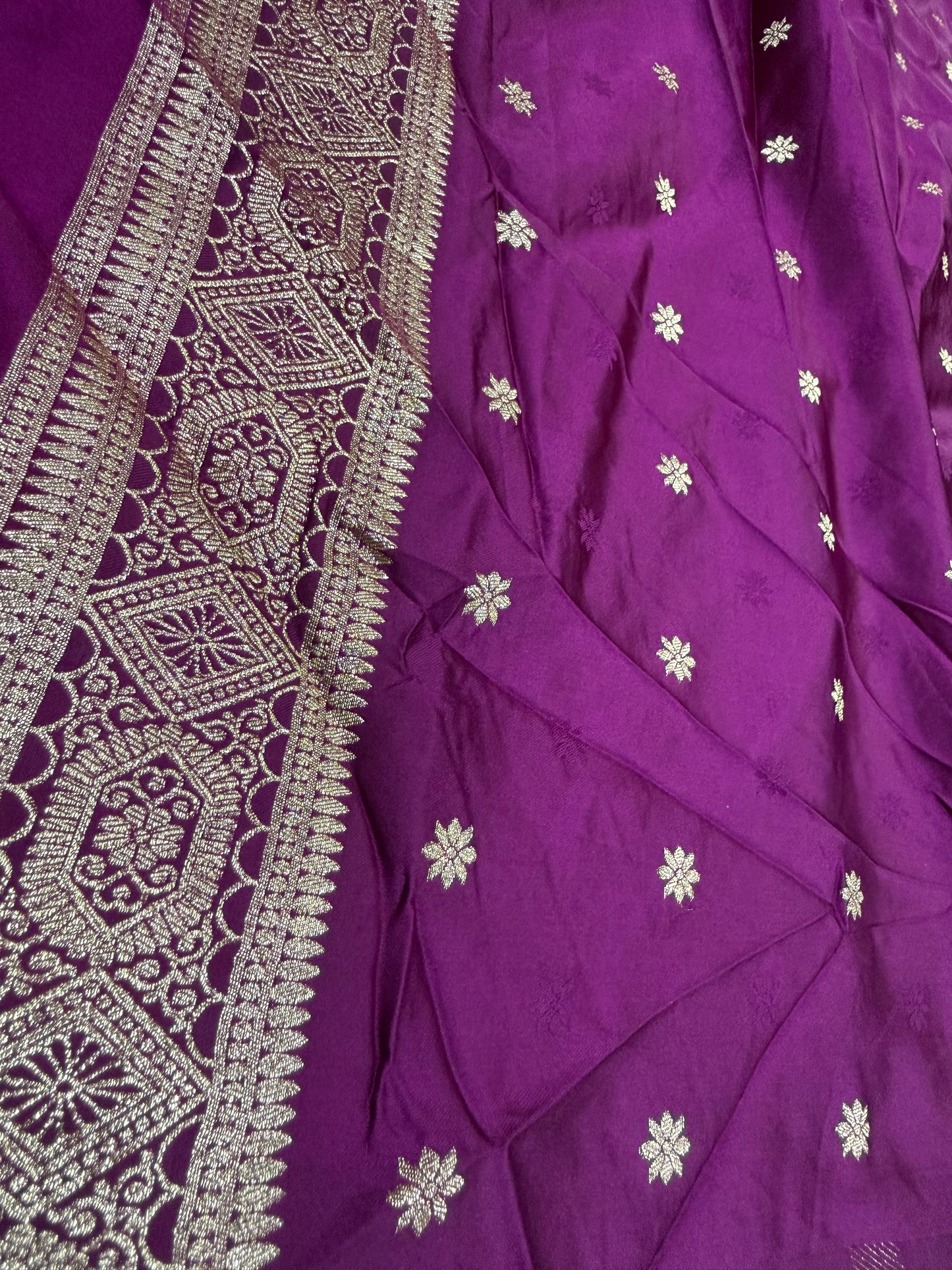 Magentic Wine Shades Banarasi Boota Pattern Floral Mashru Silk Saree